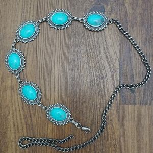 Chain belt with turquoise colored stones